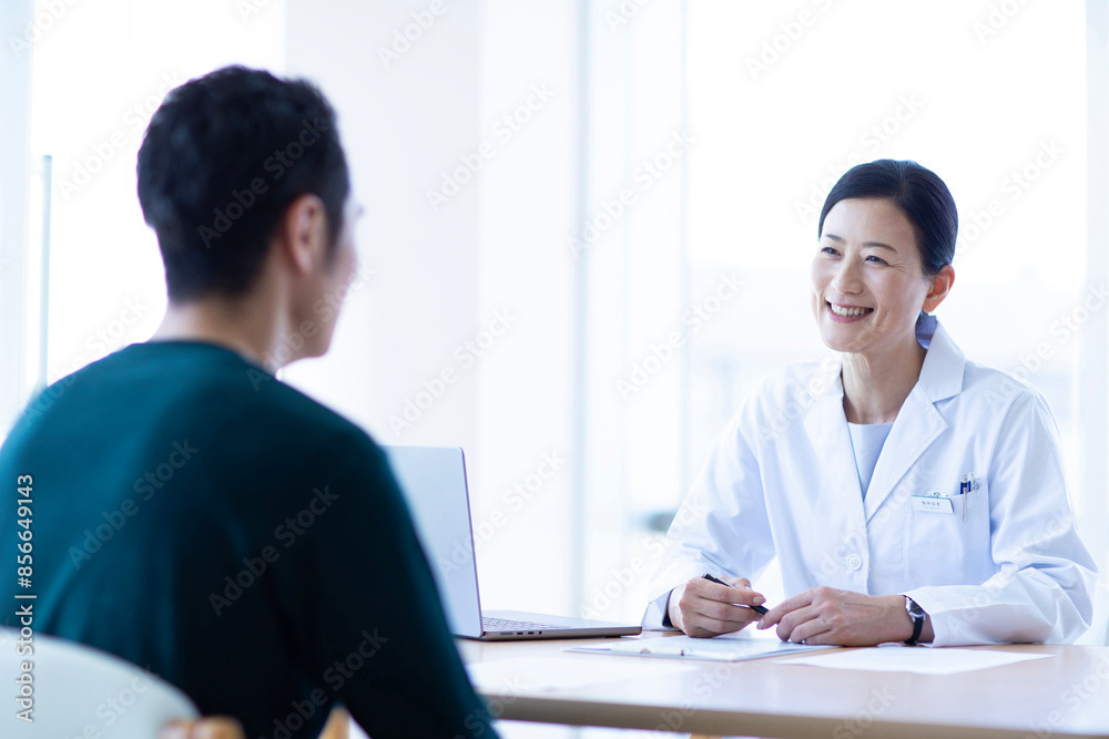 説明をする医師 説明をする医師