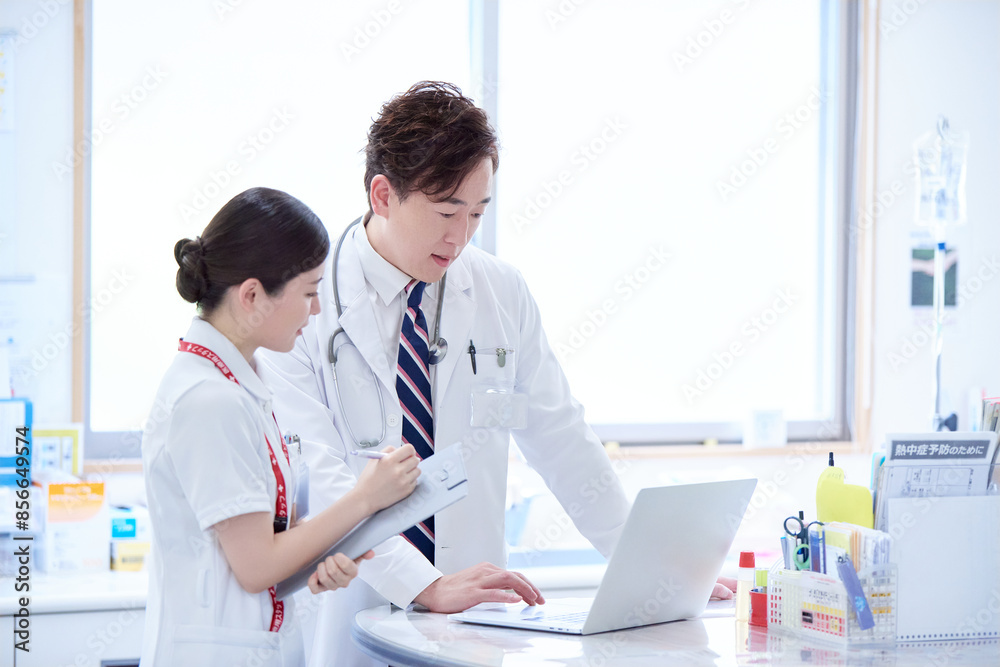 打合せをする医師と看護師 打合せをする医師と看護師