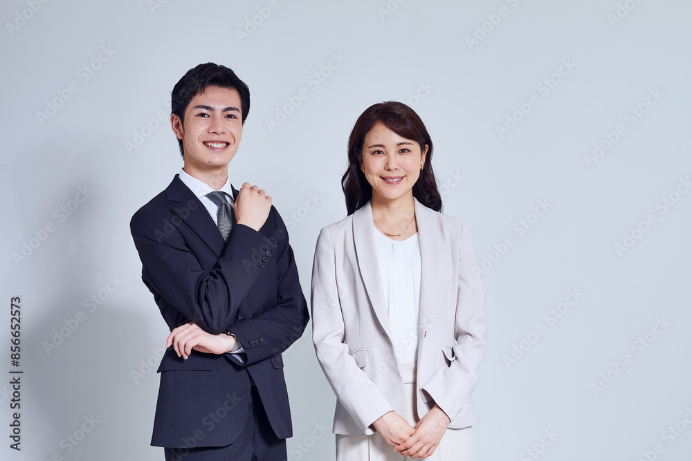 カメラ目線のスーツを着たビジネスマンと女性