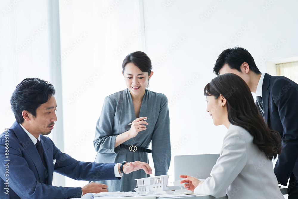 © amanaimages - オフィスで会議をする男性と女性 © amanaimages - オフィスで会議をする男性と女性