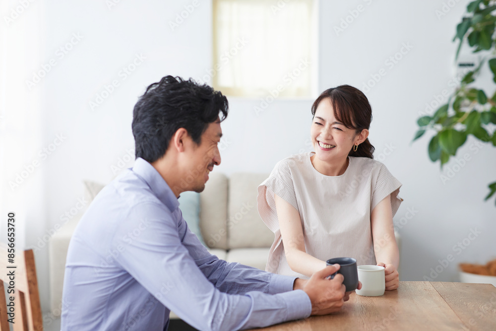 自宅でくつろぐ夫婦 自宅でくつろぐ夫婦
