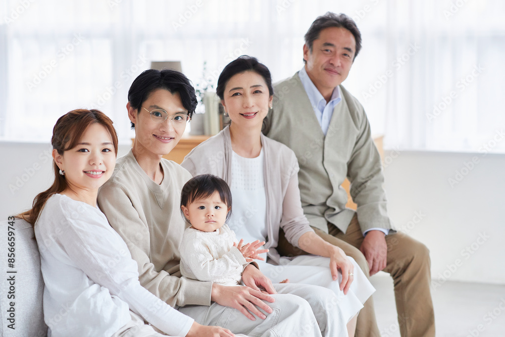 リビングでくつろぐ三世代家族のポートレート