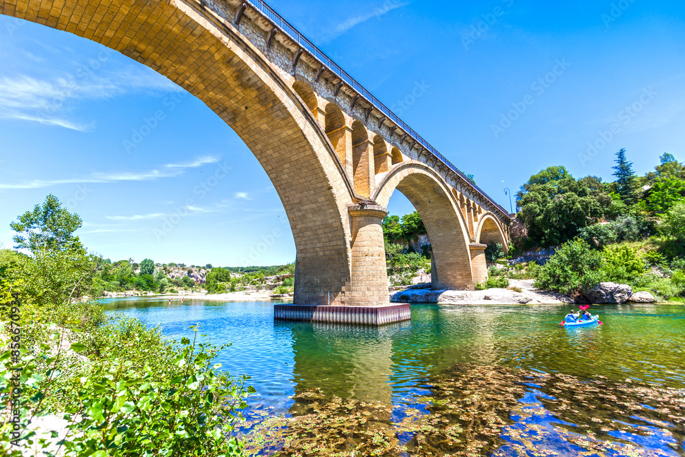 Fototapeta premium Pont de Collias et canoë