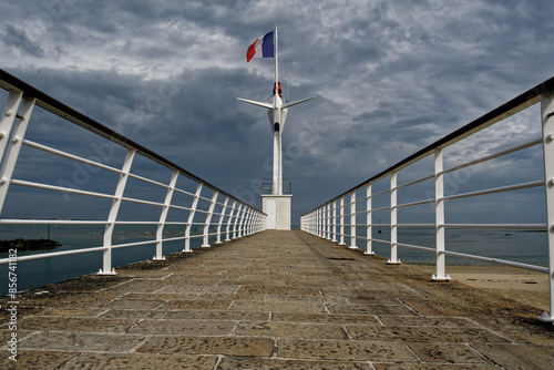 Ponton et drapeau français