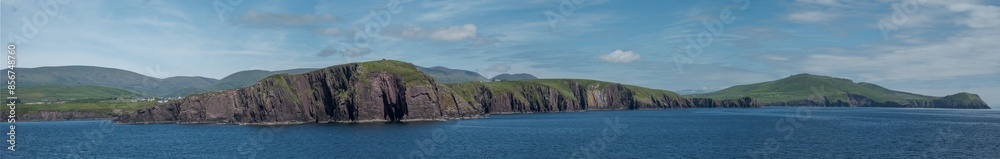 Blick vom Kreuzfahrtschiff auf die schroffe Küste der Halbinsel Dingle in Irland Blick vom Kreuzfahrtschiff auf die schroffe Küste der Halbinsel Dingle in Irland