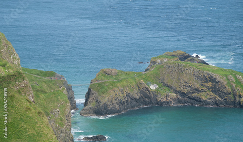 Toller Blick auf Insel mit Hängebrücke auf der Causewy Coastal Route zwischen Belfast und Giiants Causeway photo