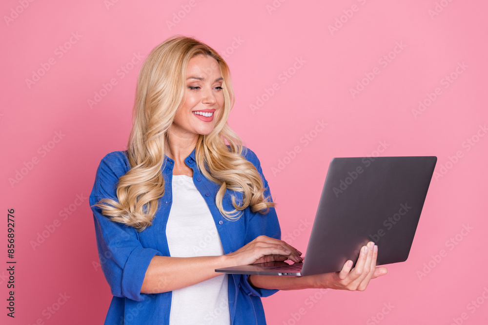 Photo of shiny attractive lady dressed blue jacket chatting instagram twitter telegram facebook isolated pink color background Photo of shiny attractive lady dressed blue jacket chatting instagram twitter telegram facebook isolated pink color background