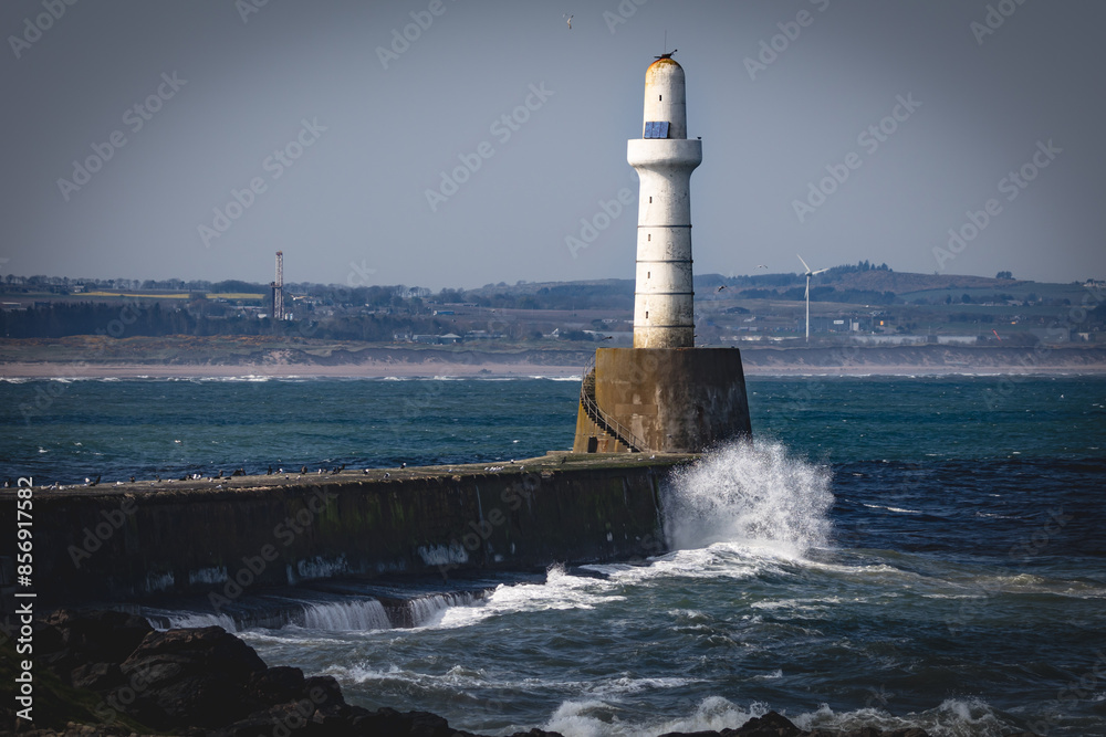Obraz premium Lighthouse with wave splashing - Aberdeen Scotland 