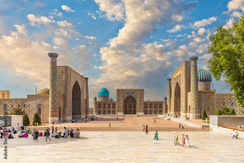 Obraz premium Historic Registan square with three madrasahs: Ulugh Beg, Tilya-Kori and Sher-Dor, Samarkend, Uzbekistan