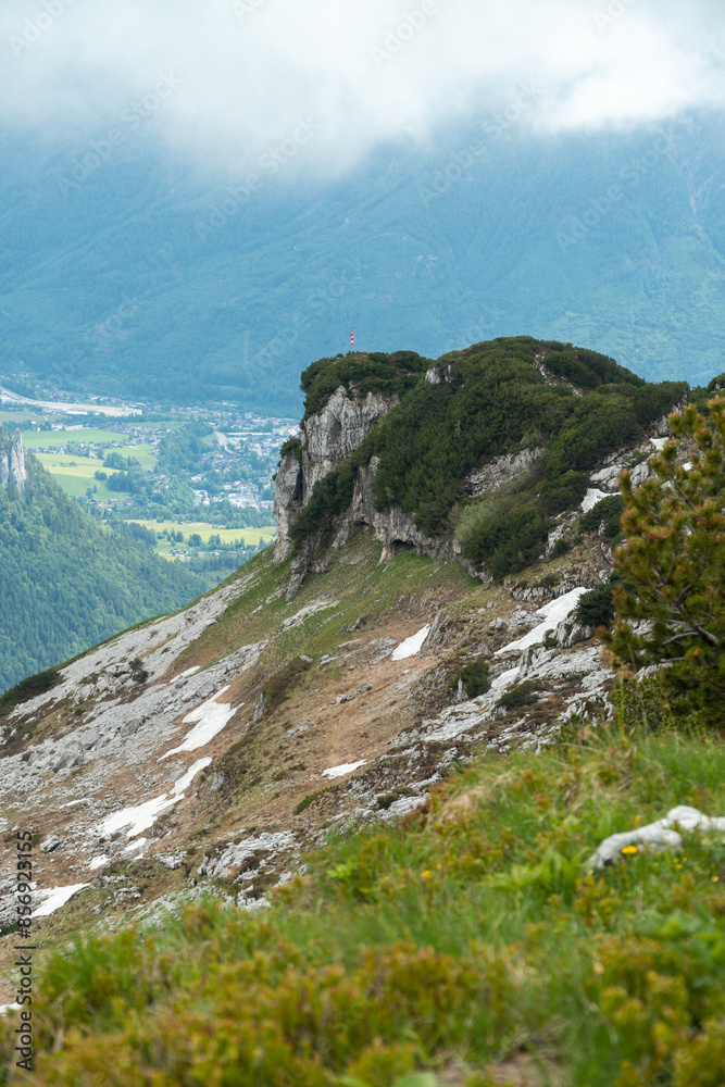 Obraz premium Blick vom Loser auf Bad Aussee sowie das Ausseerland und den Dachsteingletscher, Salzkammergut, Streiermark, Österreich im Sommer