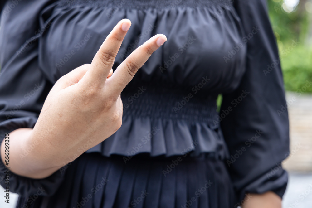 Obraz premium Impolite gesture concept image, Hand of African woman showing British version of insulting V sign