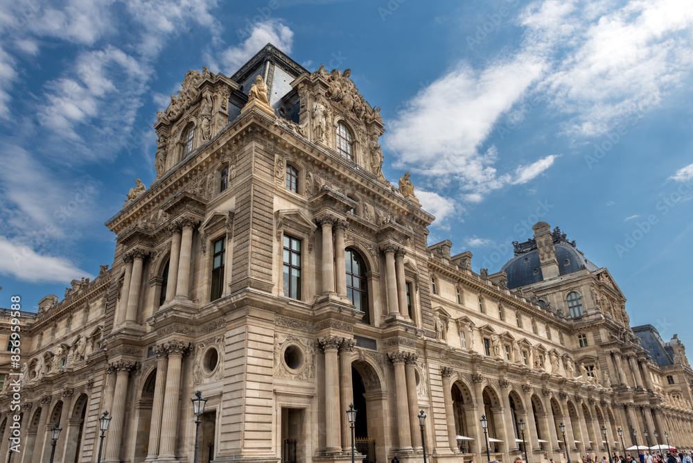 Fototapeta premium vue du Musée du Louvre à Paris en France
