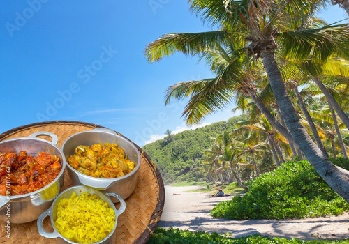Fototapeta Naklejka Na Ścianę i Meble -  Plateau créole de pique-nique sur plage de Grand’Anse, île de la Réunion 