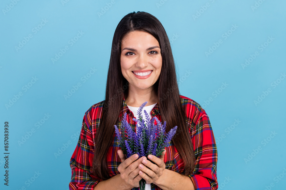 Φωτογραφία Photo of beautiful charming mature woman in red shirt smiling collected fresh pu