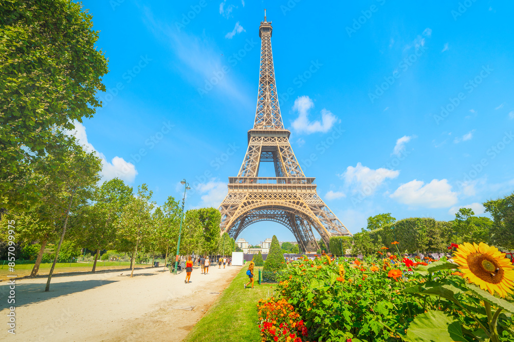 Fototapeta premium People by the world famous Eiffel Tower on a sunny day
