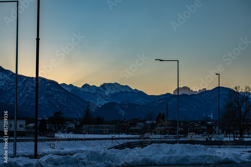Photos catene montuose distanti, colore blu scuro e innevate, in controluce, sotto un c