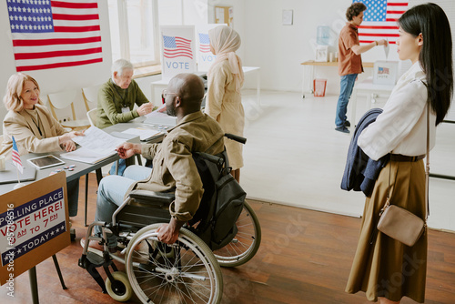 Foto High angle view shot of Black man in wheelchair and ethnically diverse young peo