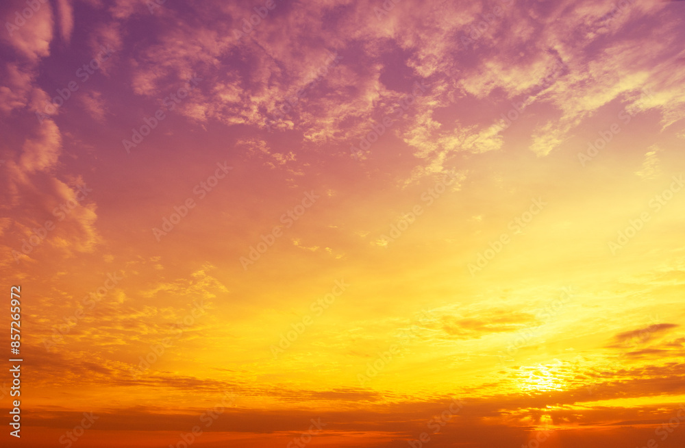 Obraz premium Blazing cloudy sky at sunset. Gradient color. Sky texture. Abstract nature background