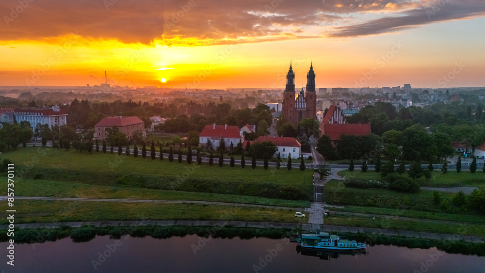 Obraz premium church on Tumsky Island in Poznań at dawn in the fog in spring in Poland