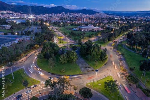 Obraz na płótnie Noche en Bogotá. w salonie