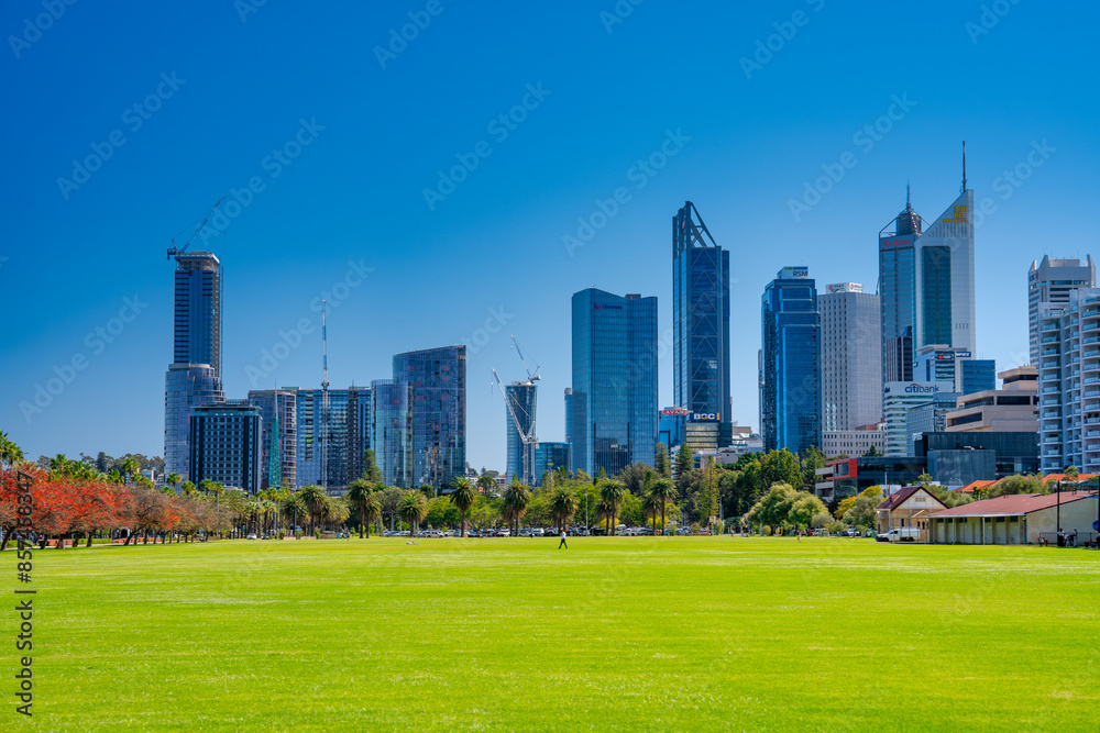 Obraz premium Perth, Australia - August 31, 2023: Langley Park and Perth Skyline on a beautiful sunny day