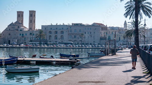 Obraz na plátně Veduta del porto di Molfetta con il duomo vecchio sullo sfondo