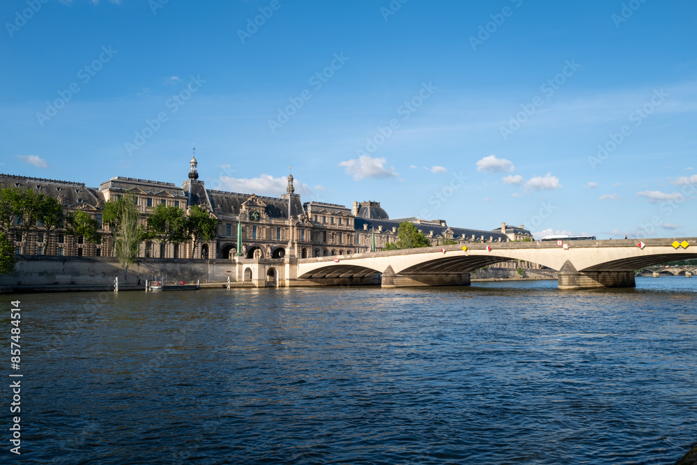 Fototapeta premium vue d'un pont sur la Seine au niveau de l'île de la Cité à Paris centre