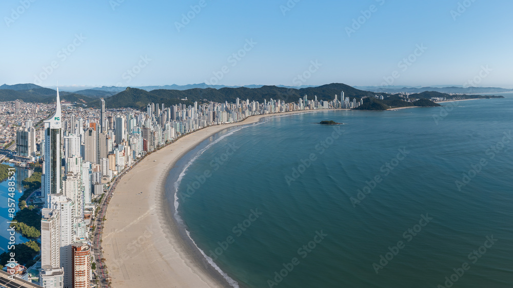 Máquinas trabalhando no alargamento da praia de Balneário Camboriú Máquinas trabalhando no alargamento da praia de Balneário Camboriú