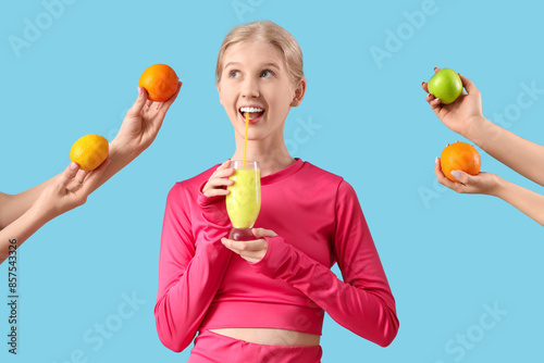 Happy sporty young woman dr...