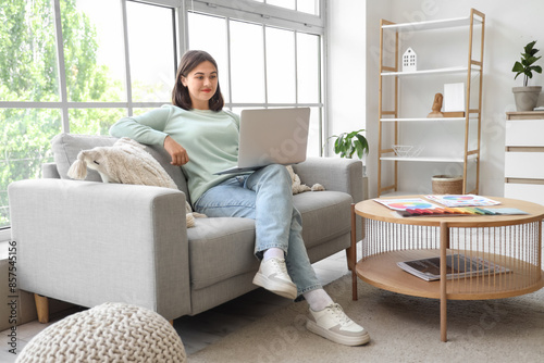 Female interior designer wo...