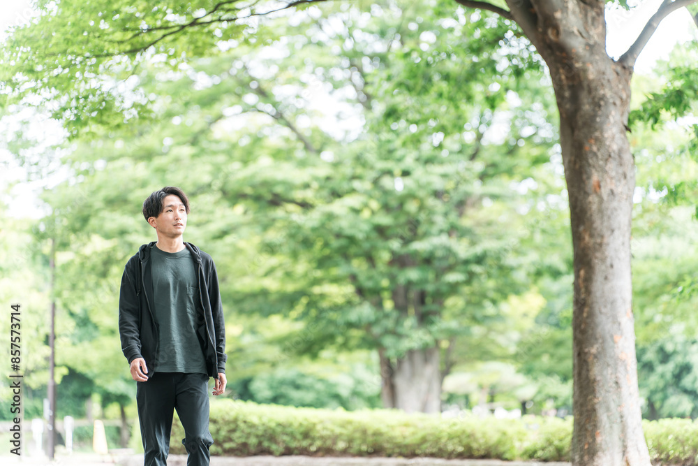 公園を散歩・ウォーキング・ランニングする男性(有酸素運動・ダイエット・脂肪燃焼)
公園を散歩・ウォーキング・ランニングする男性(有酸素運動・ダイエット・脂肪燃焼)
