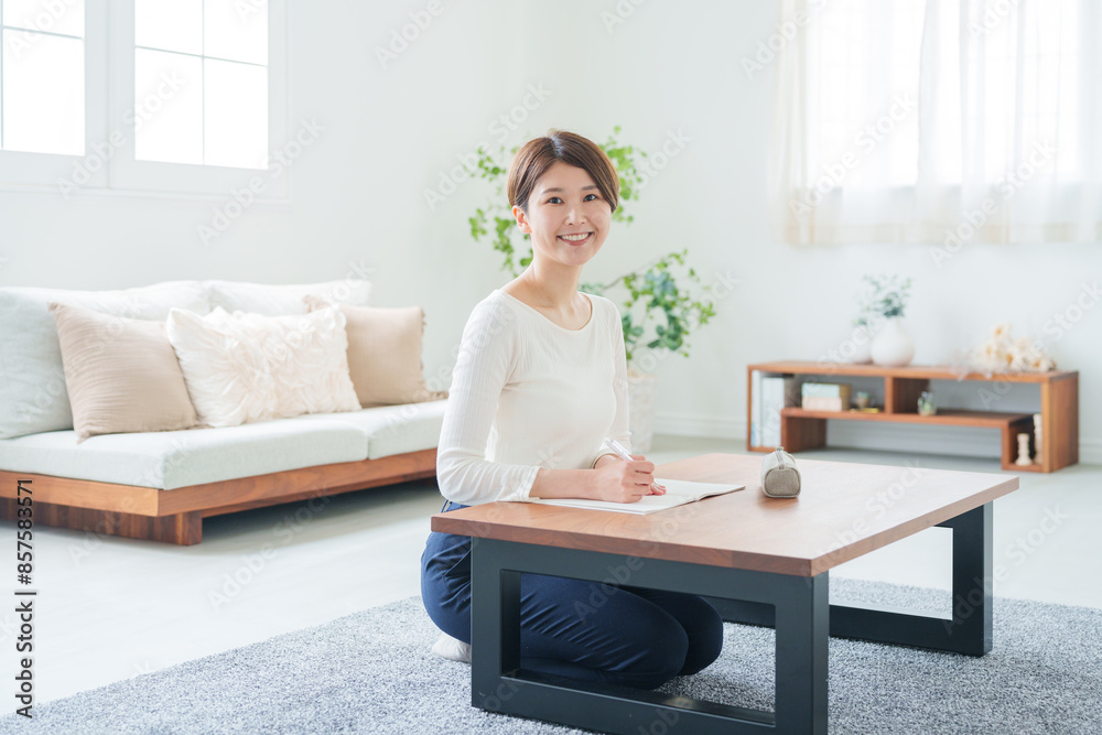 家で勉強する社会人女性(カメラ目線) 家で勉強する社会人女性(カメラ目線)