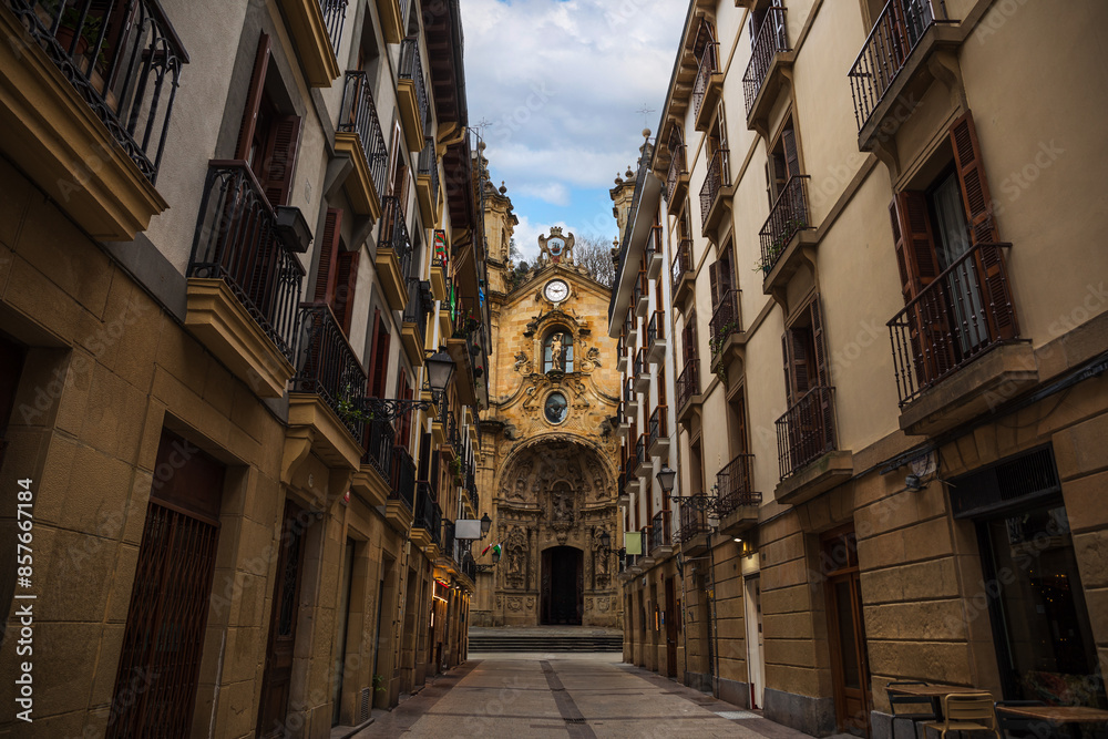 Fototapeta premium Basilica of our Mother of Choir between streets at downtown in San Sebastian 
