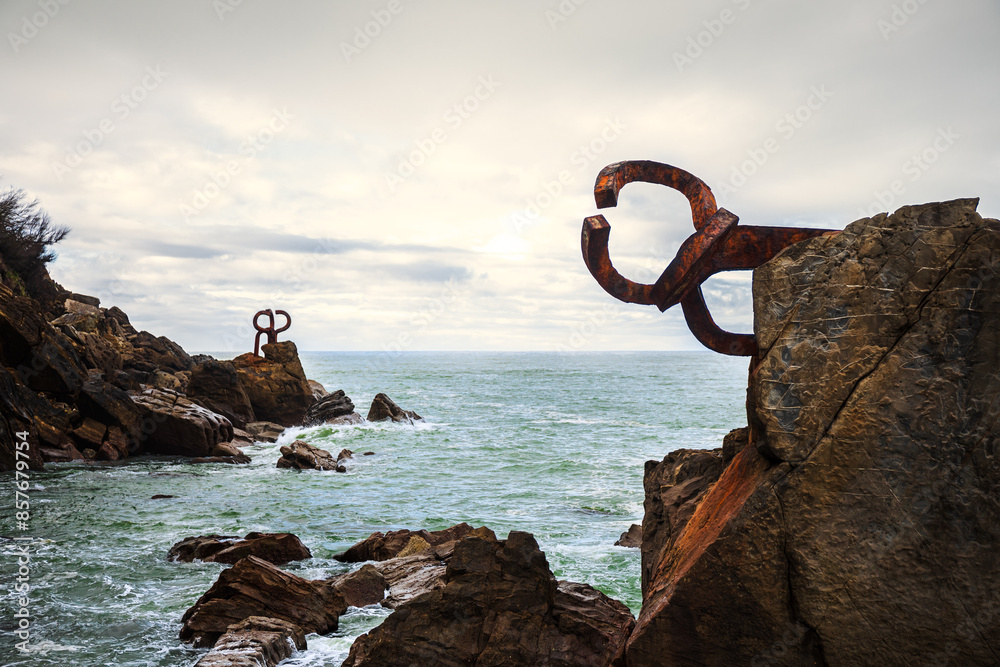 Fototapeta premium View of the ocean and the sculpture Peine del viento in the shore of San Sebastian