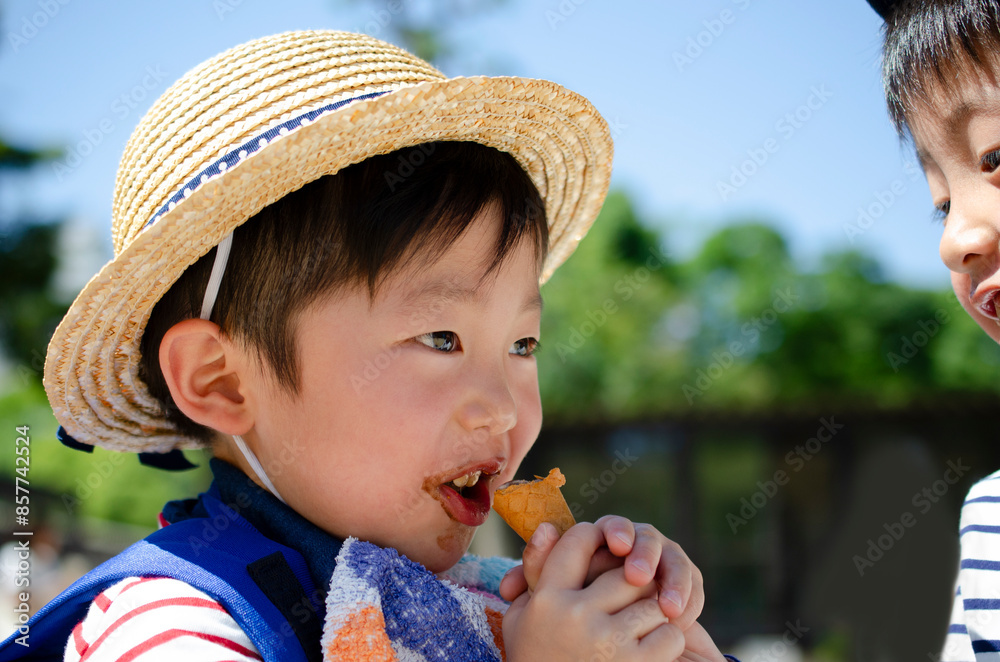 アイスクリームを食べる子供 アイスクリームを食べる子供