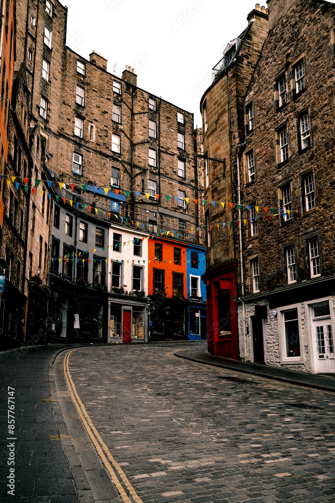 Naklejka premium narrow streets in the old town of edinburgh