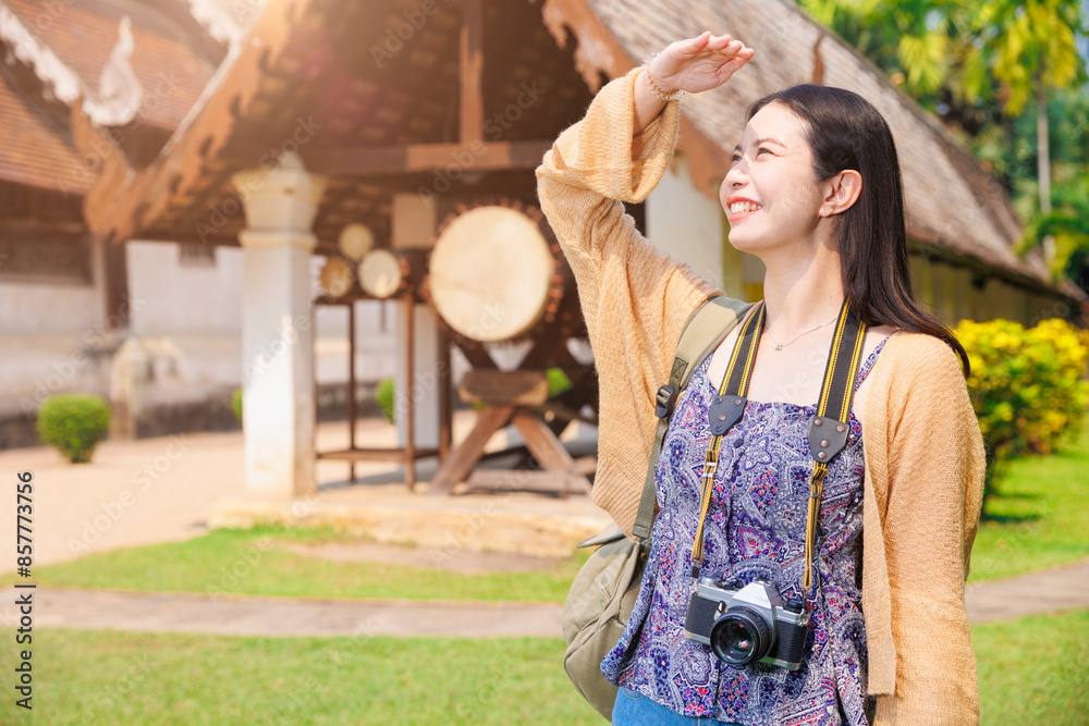 Obraz premium Wat Ton Kwen, Beautiful Asian female Photographer Travel Temple in Chiangmai Province Northern of Thailand.