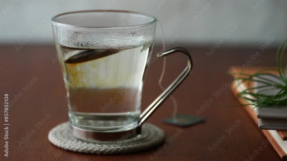 ゆっくりと抽出されるティーバッグの紅茶 ゆっくりと抽出されるティーバッグの紅茶