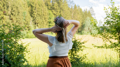 Frau bindet sich einen Haarkranz