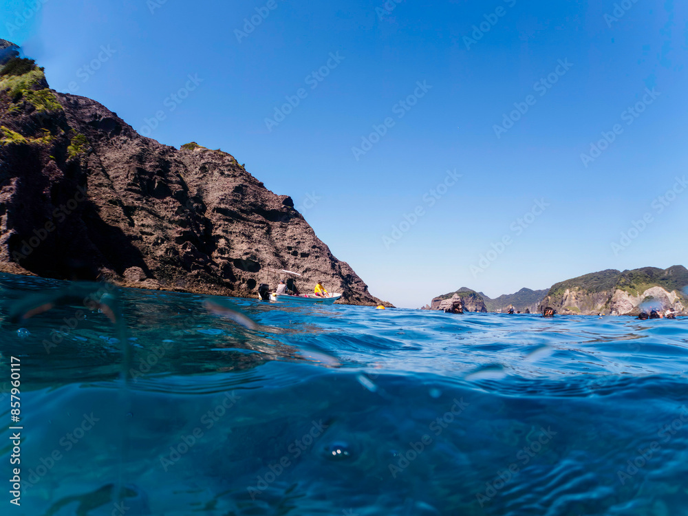 Naklejka premium ヒリゾ浜渡船の漁船の美しい半水面撮影。日本国静岡県伊豆半島賀茂郡南伊豆町中木から渡し船で渡るヒリゾ浜にて。 2022年10月撮影。 