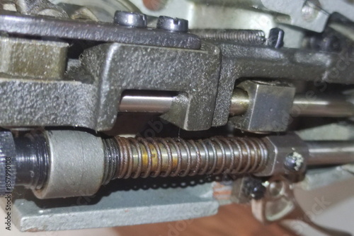 Obraz na płótnie Old sewing machine spool drive rod mechanism closeup w salonie