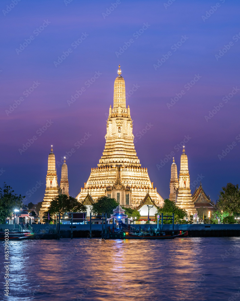 Naklejka premium Pagoda at Wat Arun, a royal temple at Chaopraya river on twilight time, Bangkok, Thailand.