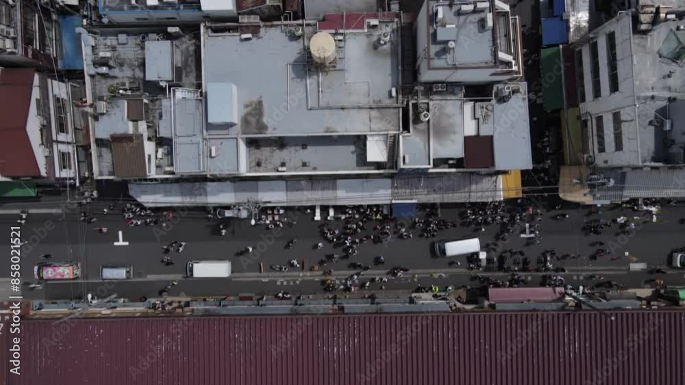 건물 사이의 사람들로 붐비는 거리