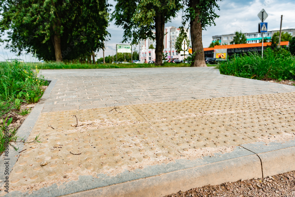 Φωτογραφία Laying paving slabs on a residential street of private houses.