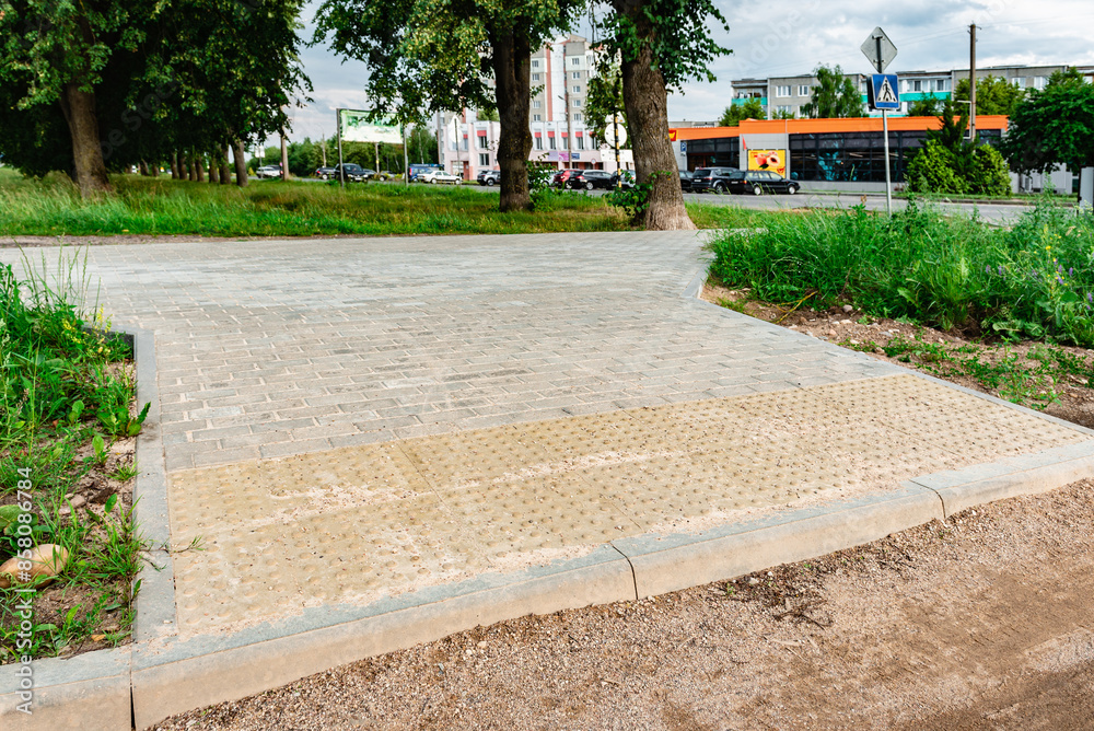 Φωτογραφία Laying paving slabs on a residential street of private houses.