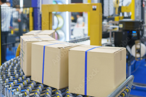 packaging machine, specifically designed for sealing boxes