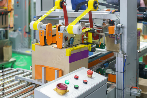 Packaging machine, specifically designed for sealing boxes.