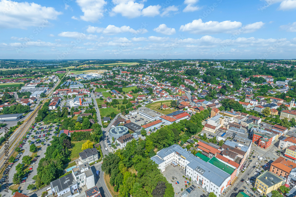 Fototapeta premium Blick auf die Hochschulstadt Pfarrkirchen im Rottal in Niederbayern