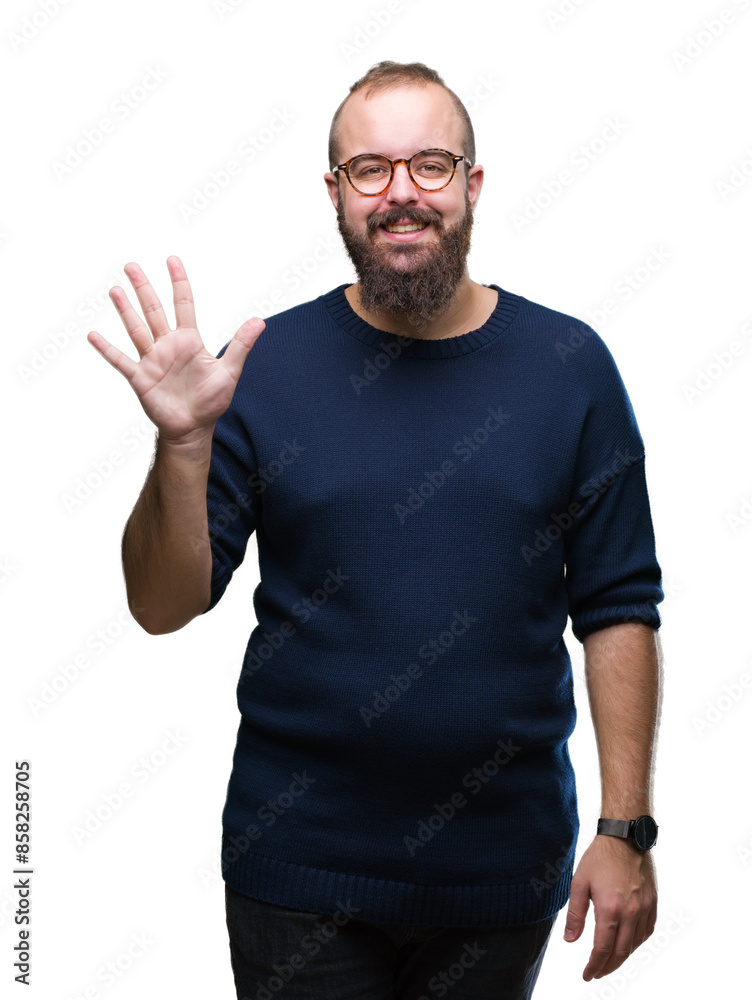 Naklejka premium Young caucasian hipster man wearing sunglasses over isolated background showing and pointing up with fingers number five while smiling confident and happy.