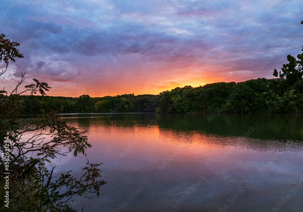 Obraz premium Sunrise Reflections on a Lake